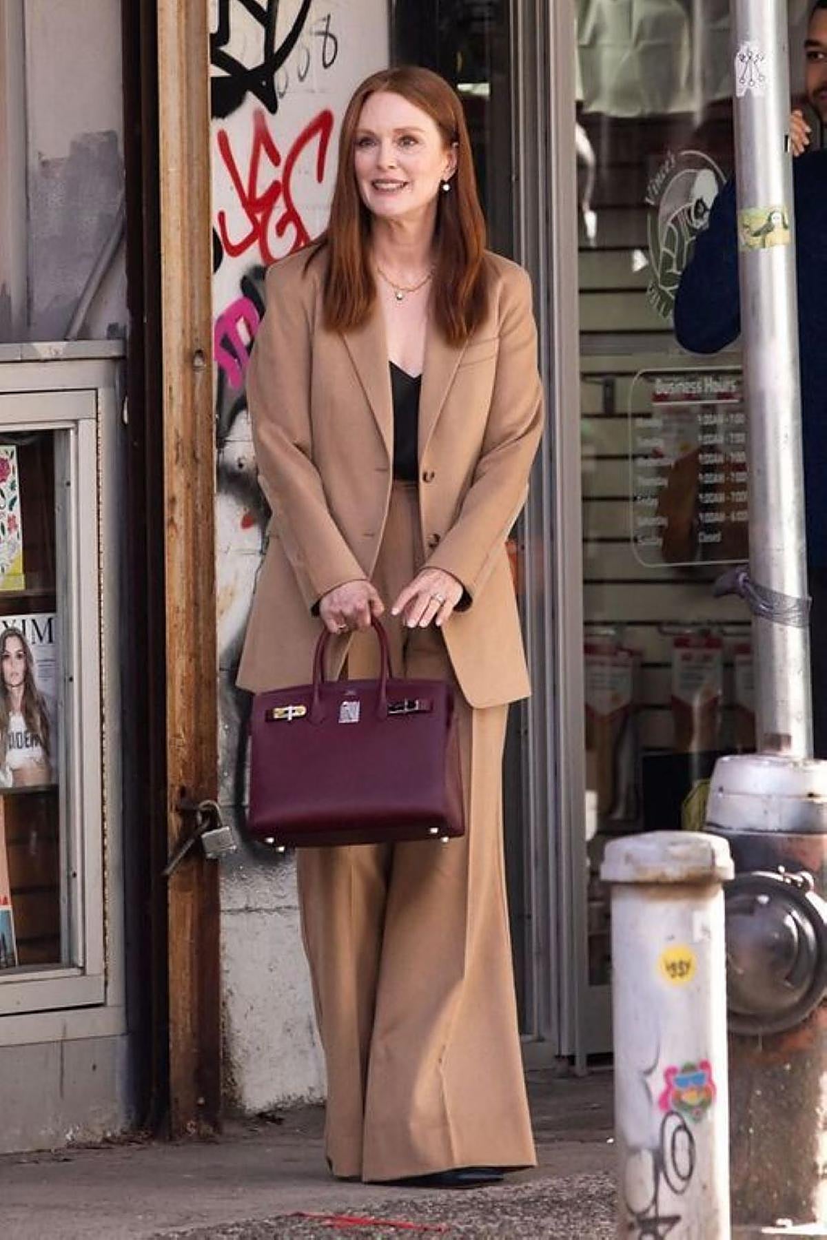 Julianne Moore con look de traje