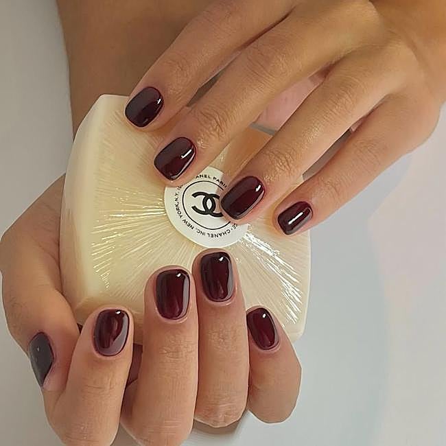 Uñas color burdeos tendencia