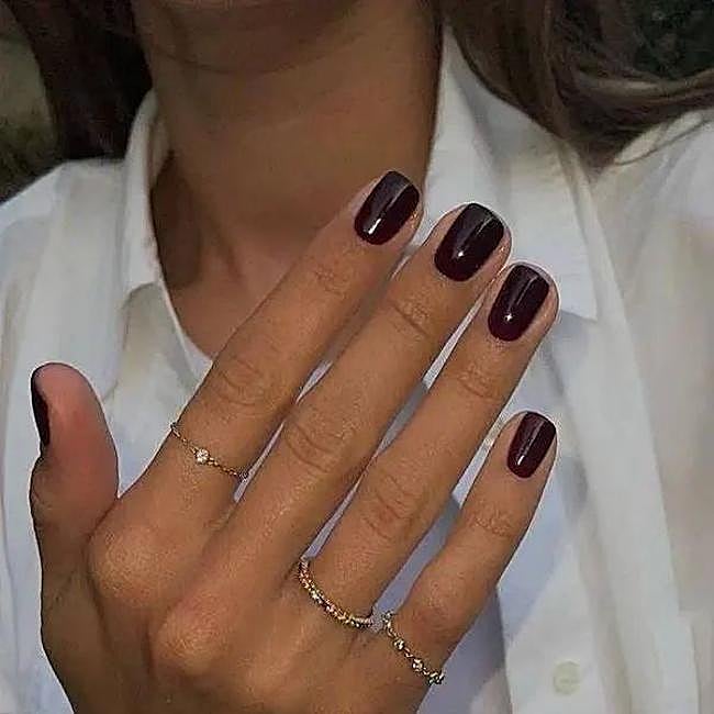 Manicura color marrón chocolate