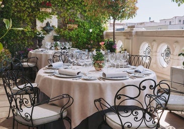Una de las mesas del rooftop del Relais & Chateaux Heritage Madrid Hotel, un enclave único para una cena inolvidable este puente de agosto.