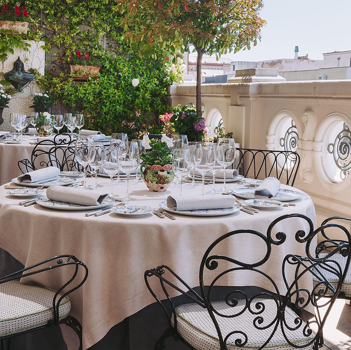 Una de las mesas del rooftop del Relais & Chateaux Heritage Madrid Hotel, un enclave único para una cena inolvidable este puente de agosto.