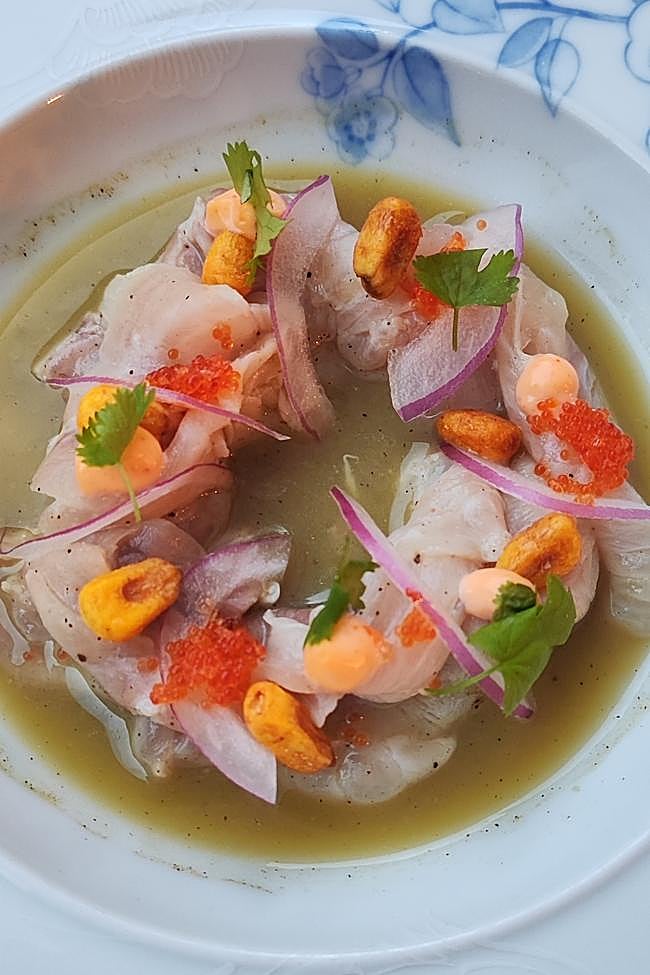 Tiradito de pez limón con huevas de tobiko y maíz crujiente del restaurante Haroma, el rooftop ideal de este verano.