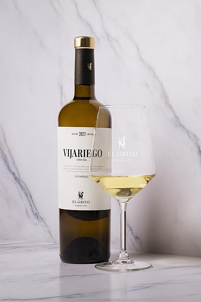 Botella de El grifo, Vijariego sobre lías, elaborado en Lanzarote.