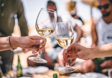 Uno de los grandes placeres del verano es brindar con un vino blanco bien fresquito.