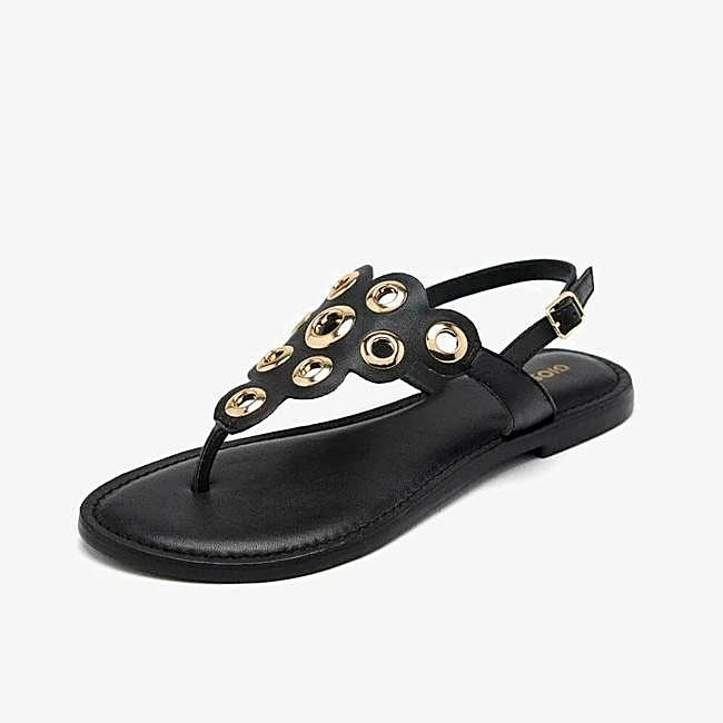 Sandalia blanca con tachuelas de Gioseppo, 39,95 euros.