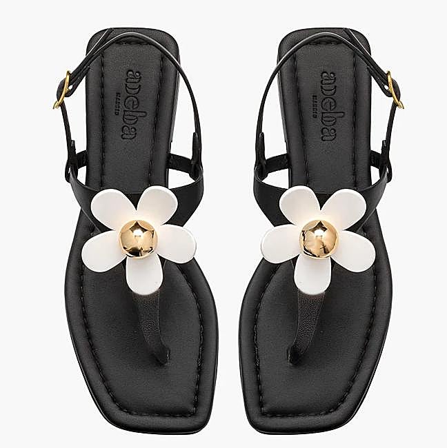 Sandalias con margaritas de Adeba, 152 euros.