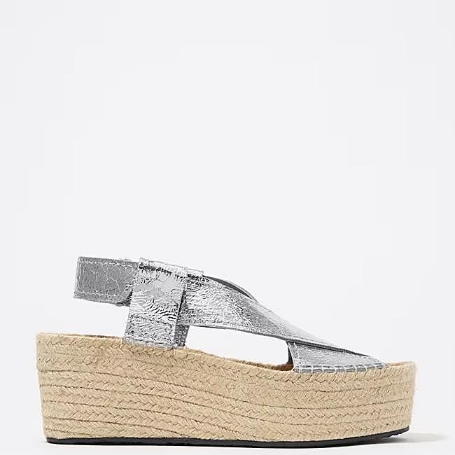 Sandalias plateadas de Bimba y Lola, 77,50 euros.