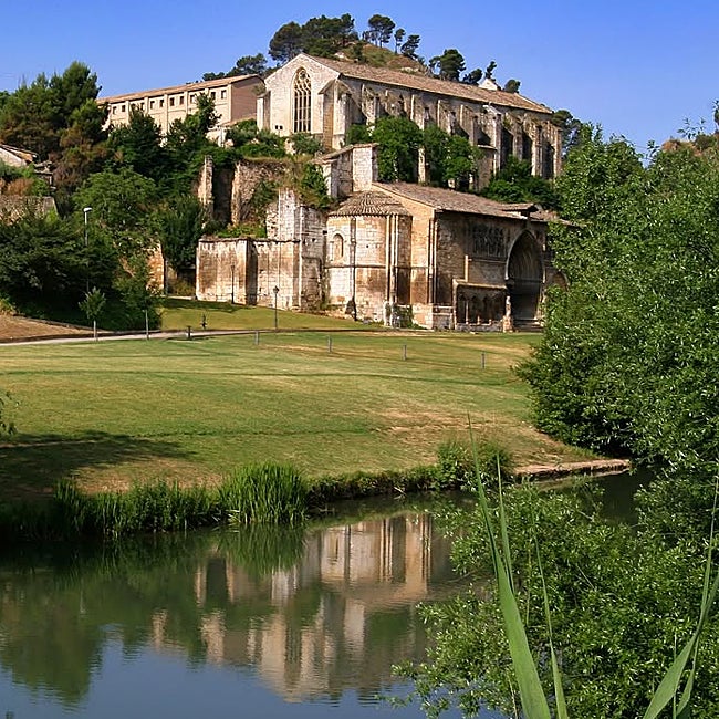 La iglesia del Santo Sepulcro, una de las muchas que hay en Estella, junto al río Ega.