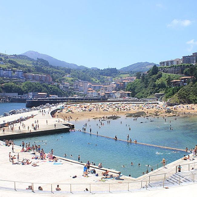 Las piscinas naturales están en la misma playa de Mutriku, junto al puerto.