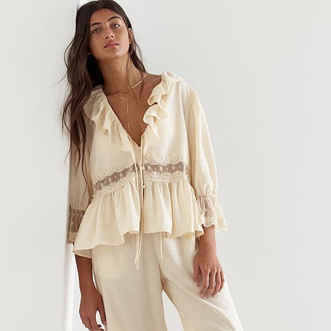 Blusa con encaje y volantes