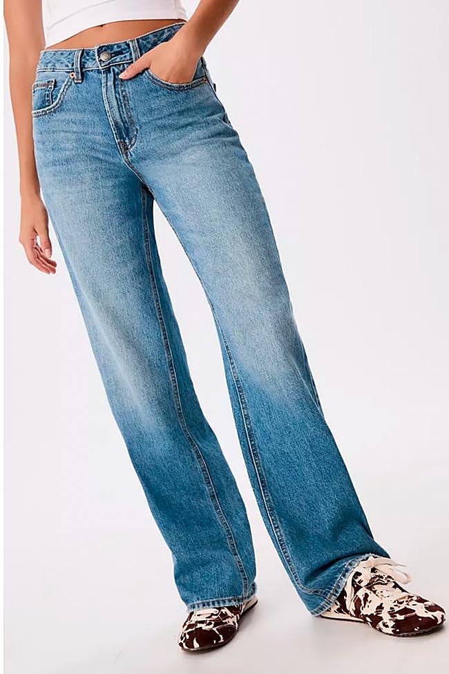 Vaquero estilo wide leg de Stradivarius.