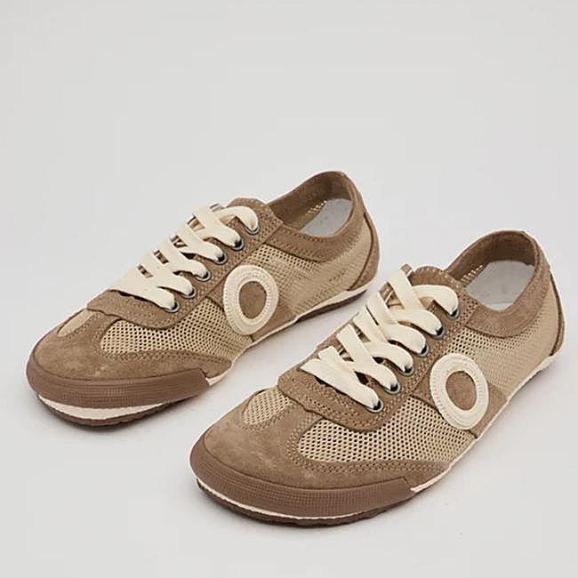 Zapatillas en color beis de Aro.