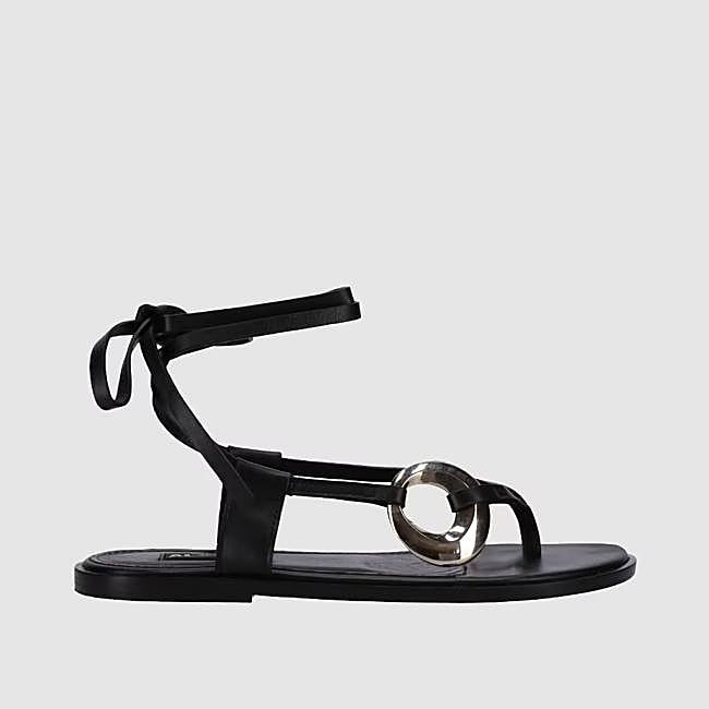 Sandalias planas con cuerdas de Alohas, 180 euros.