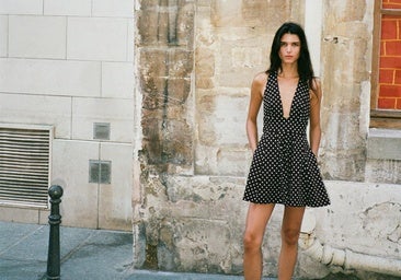 Cómo llevar el vestido de lunares en la recta final del verano
