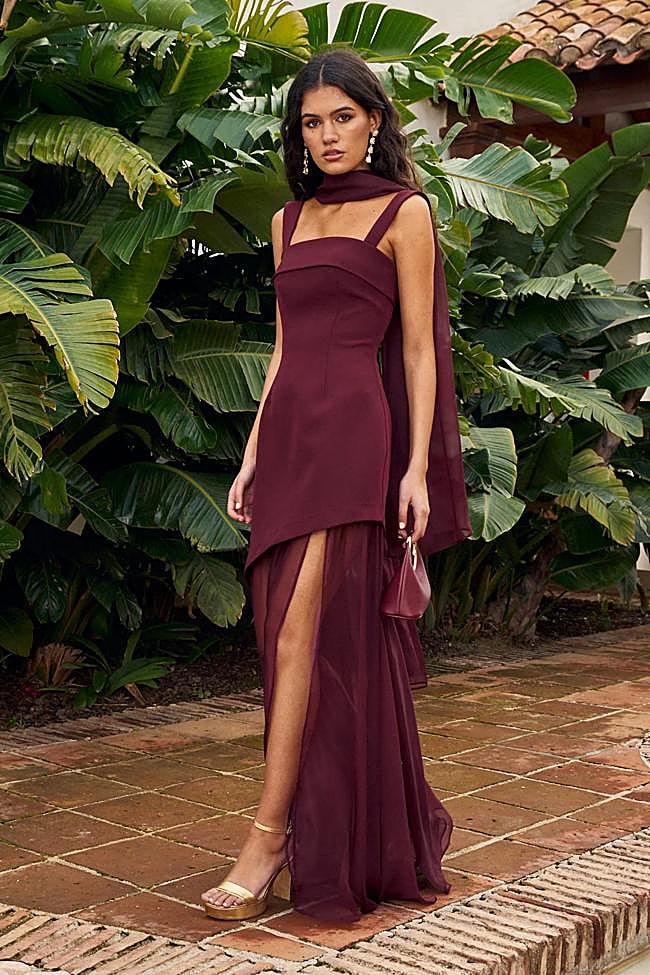 Vestido en granate de Miphai.