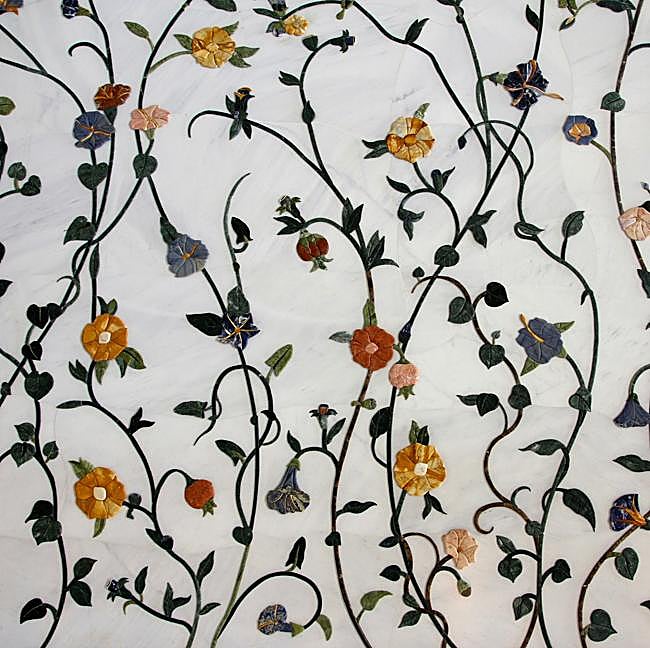 Detalle de un bordado, una técnica de costura que ha sido utilizada para mejorar las vidas de las mujeres en el s. XIX o plasmar la dureza del cautiverio en el XX.