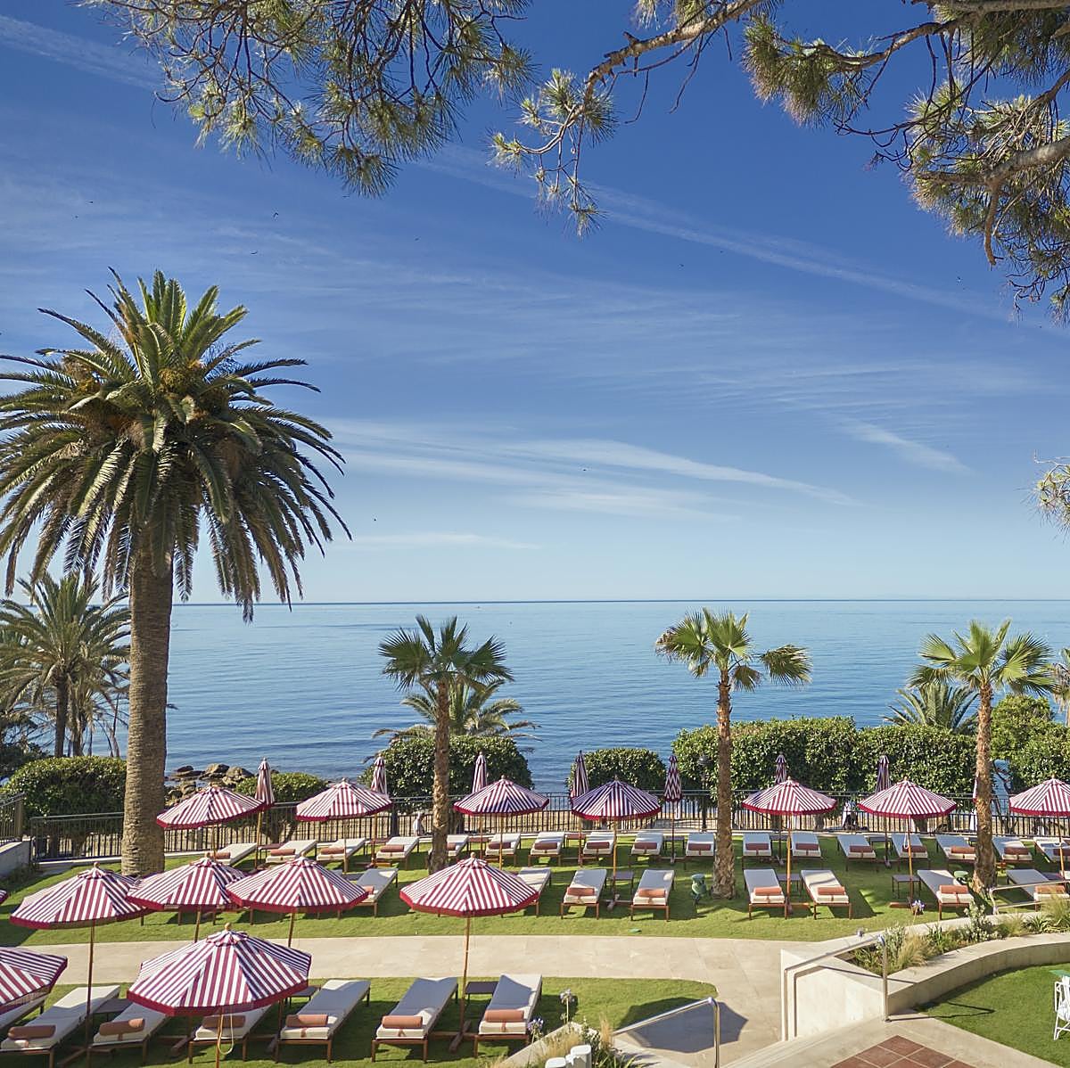 Las hamacas de El Fuerte Marbella, con vistas al mar, uno de los mejores hoteles para disfrutar cada minuto del verano.