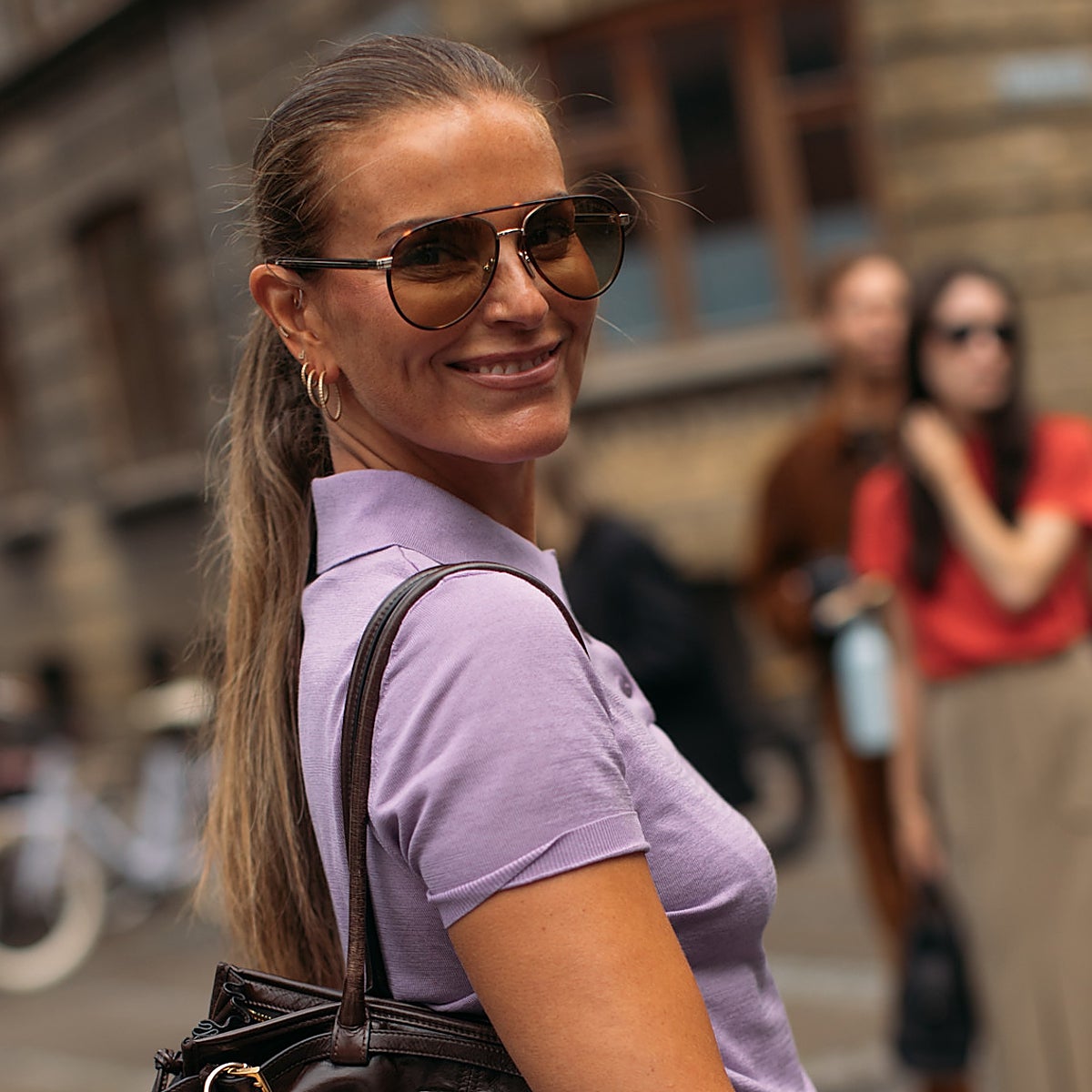 Mujer con la piel bronceada.