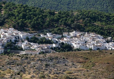 El secreto mejor guardado de Málaga es este pueblo de trazado árabe con casas blancas, fuentes de agua fresca y un bosque encantado