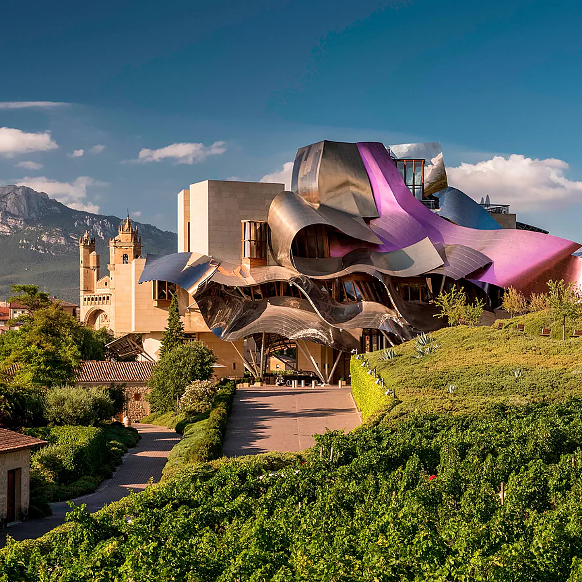 El hotel de Frank Gehry y la iglesia de San Andrés, dos emblemas de Elciego.