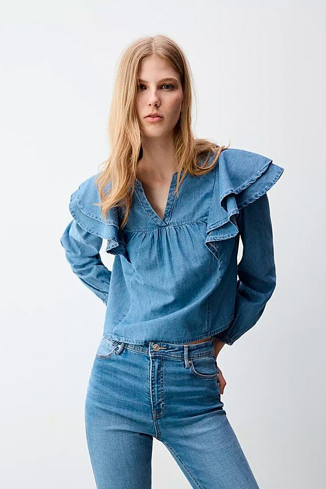 Blusa condetalle de volantes de Lefties.