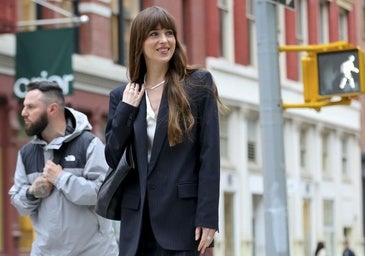 Todo el mundo está hablando del bolso made in Spain de Dakota Johnson en Materialistas