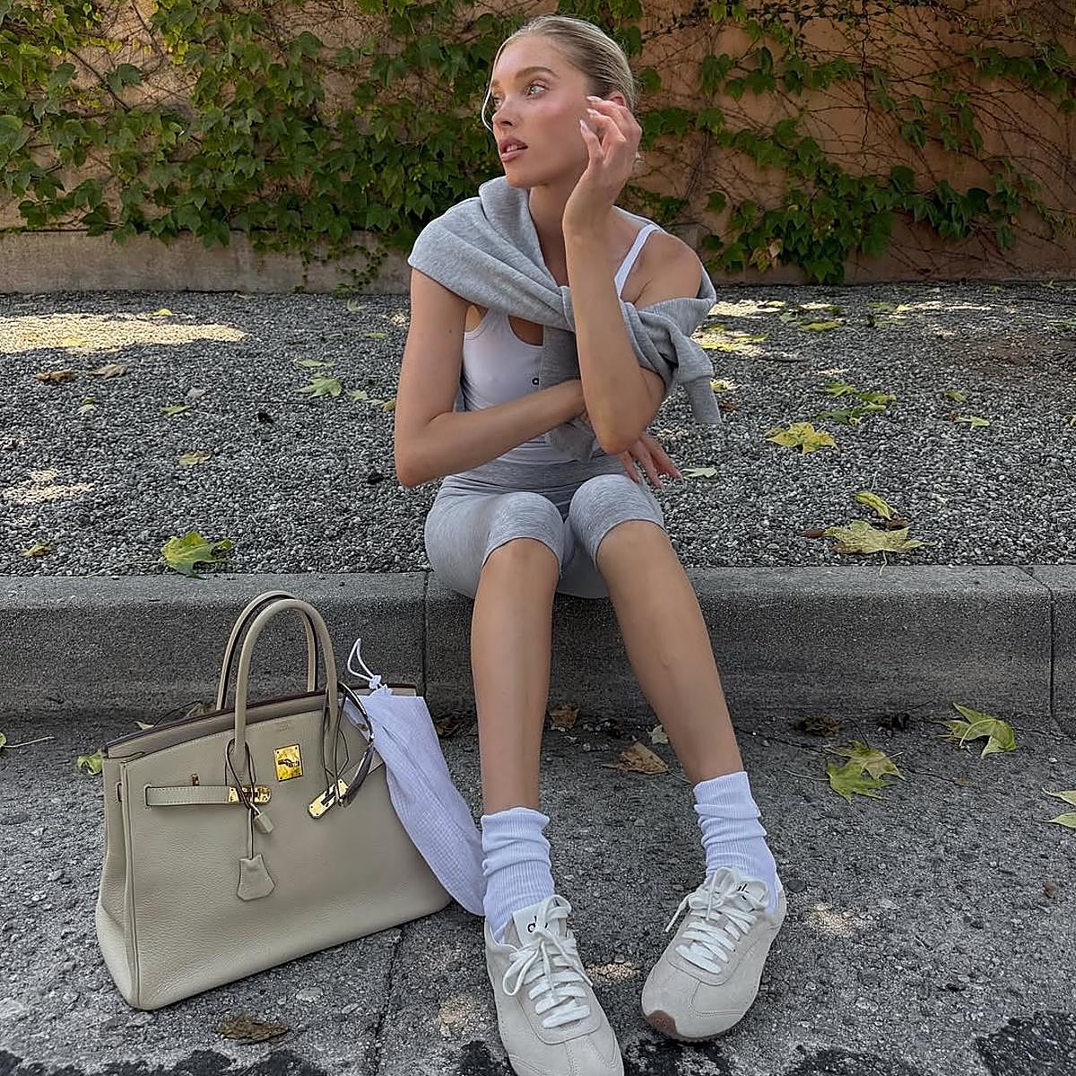 Mujer con un estilismo deportivo.
