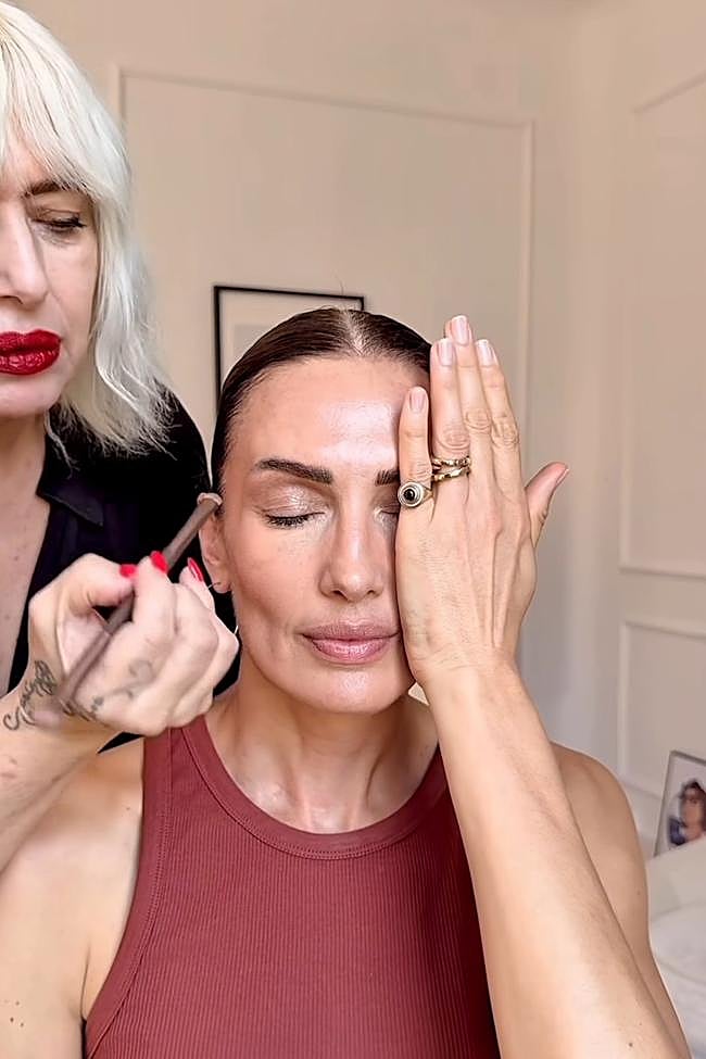 Pilar Lucas maquilla a Nieves Álvarez.