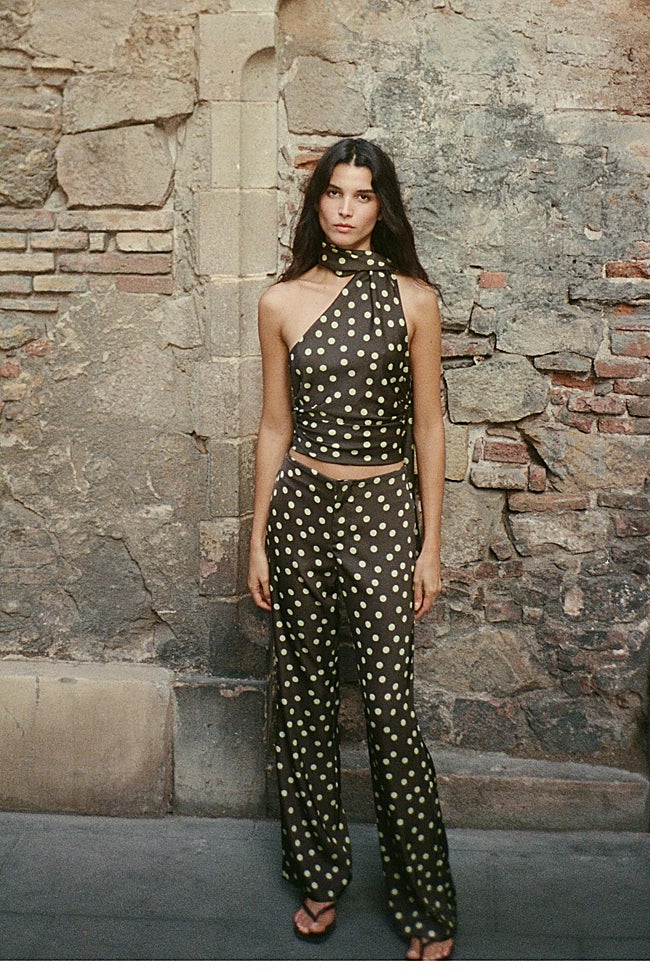 Pantalón satinado de Zara (25,99 euros)