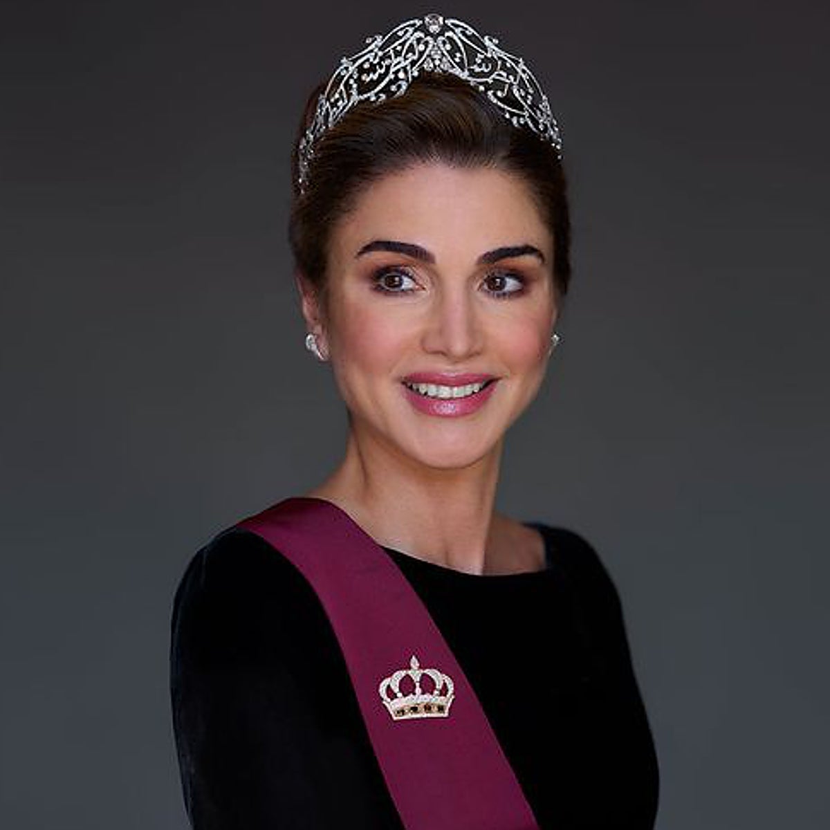 Rania de Jordania, en el retrato oficial por sus 54 años.