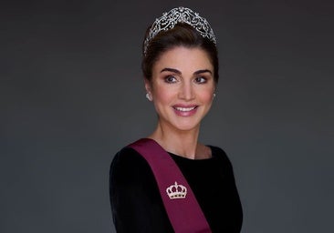 Rania de Jordania y el peligro de llevar una tiara prestada: una pieza de esmeraldas y oro negro que lució mejor una bailarina de burlesque