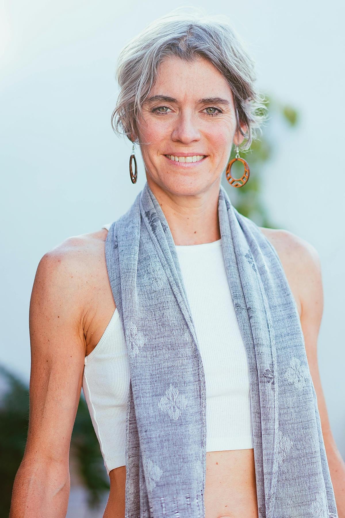Mujer con un estilismo deportivo.