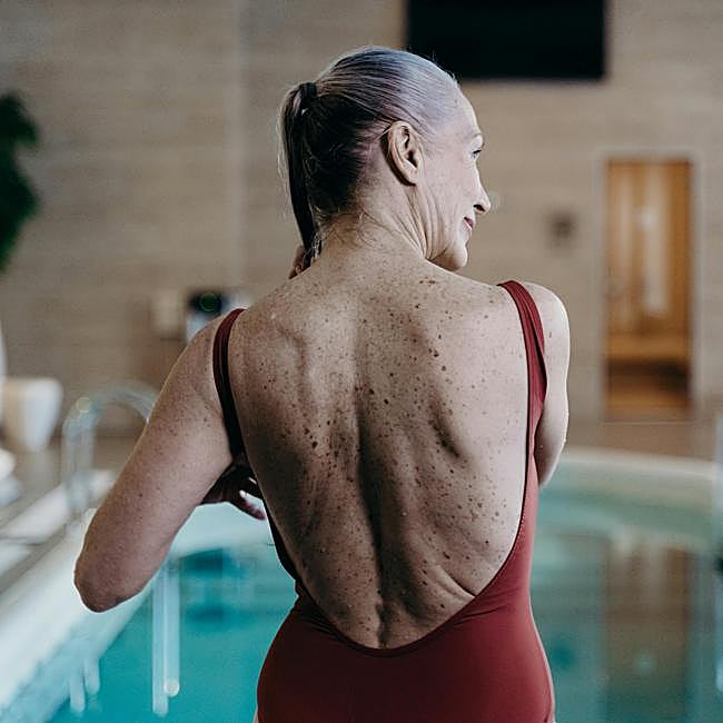 Mujer haciendo natación.