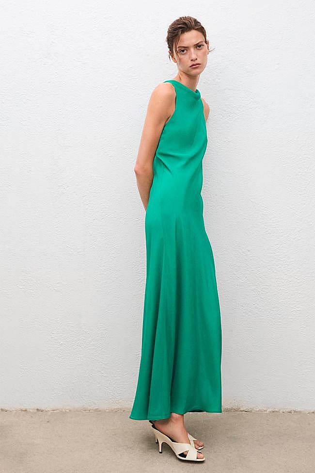 Vestido en satén y color verde de Mango.