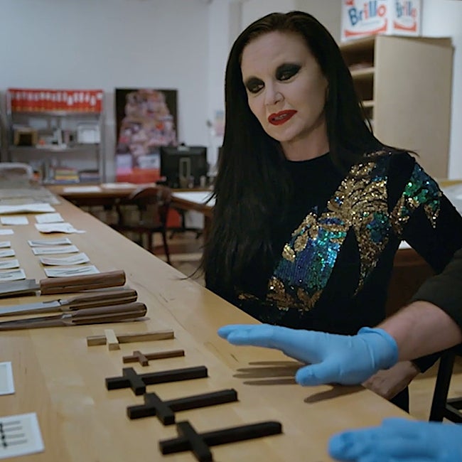 Alaska en el Museo Warhol viendo las cruces y cuchillos de la cápsula del tiempo del viaje a Madrid.