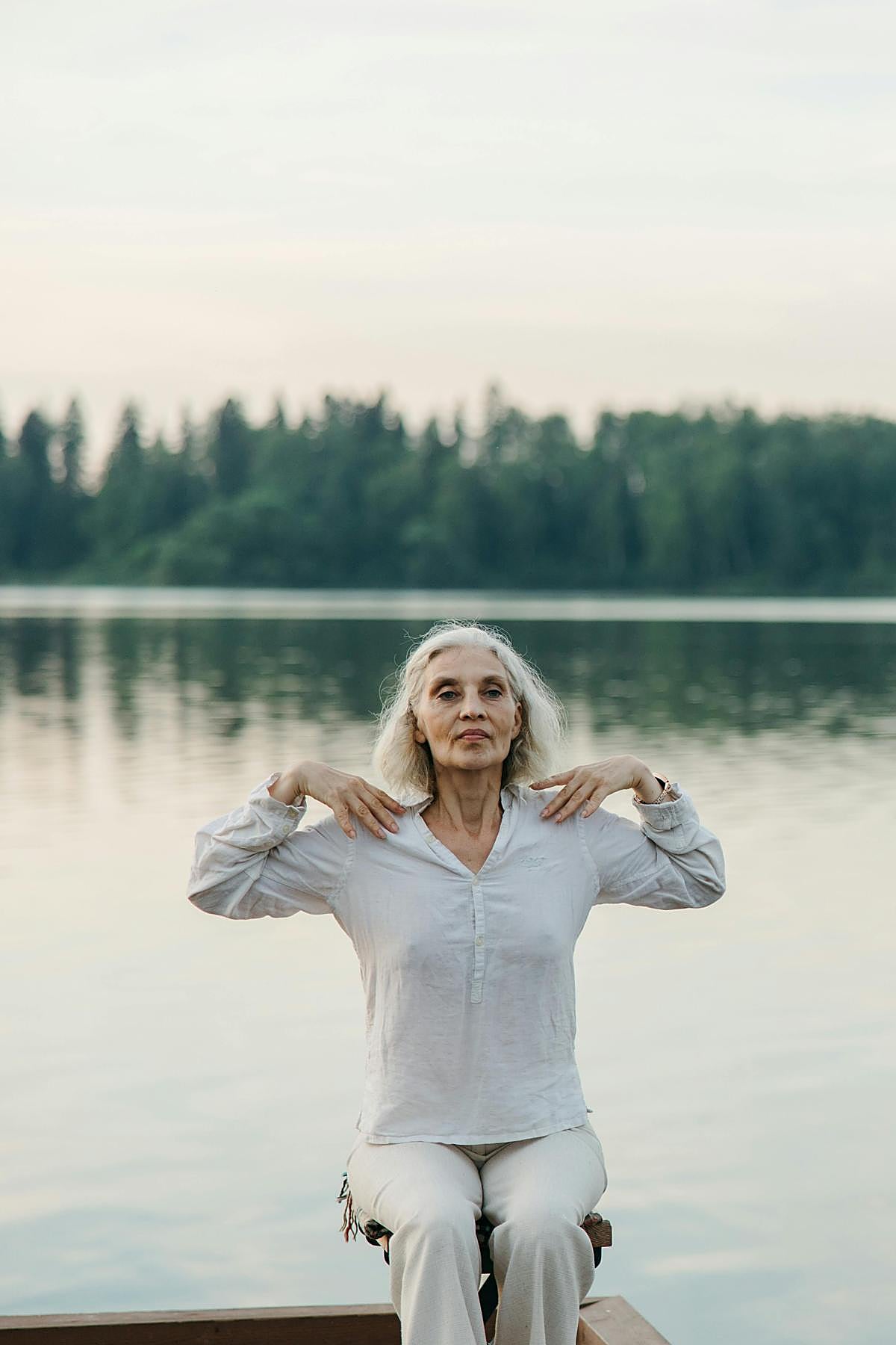 Mujer haciendo ejercicios de mindfulness.