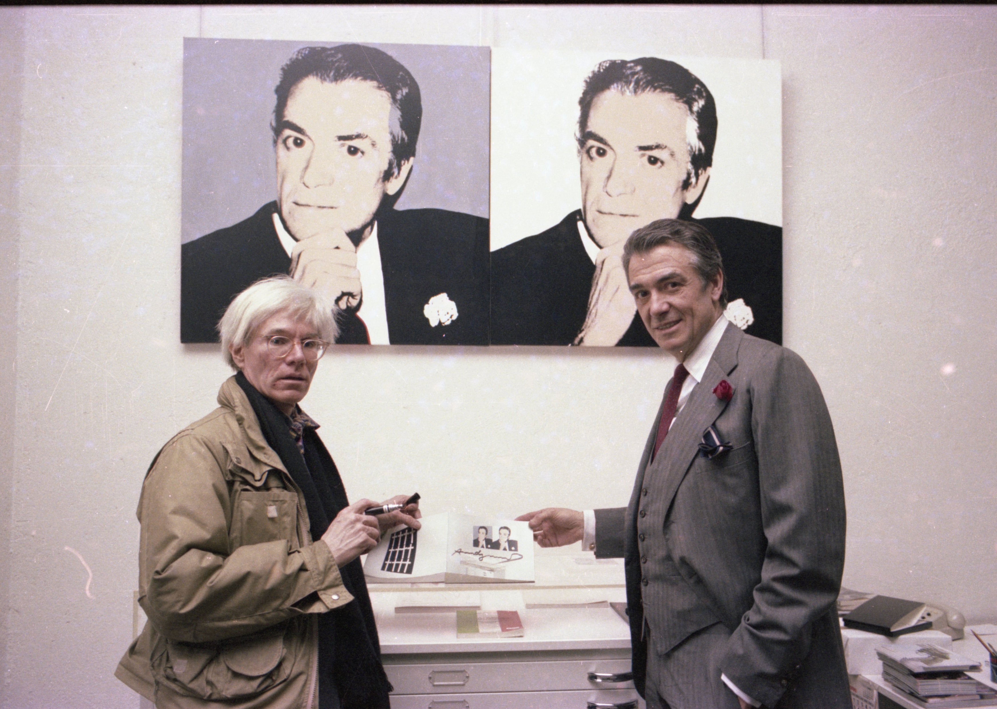 Andy Warhol con el galerista Fernando Vijande en su mítica visita a Madrid.