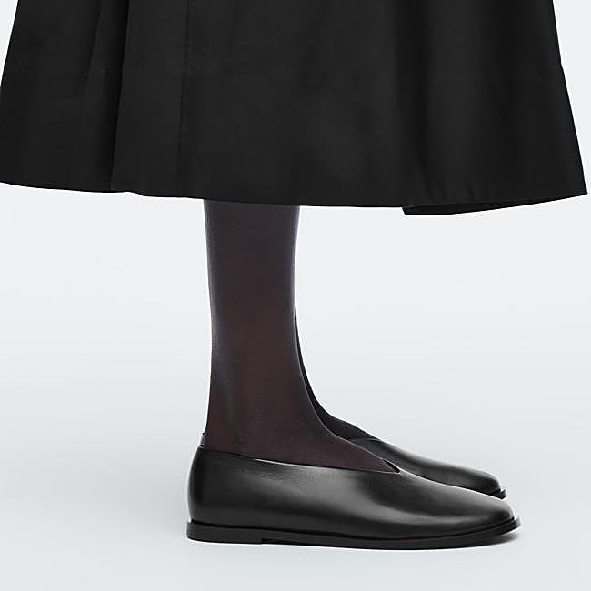 Bailarinas negras de COS, 125 euros.