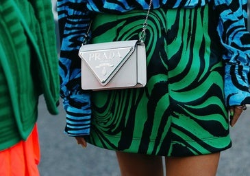 Faldas de colores, la prenda que llevan las expertas de moda porque eleva cualquier look básico a otro nivel