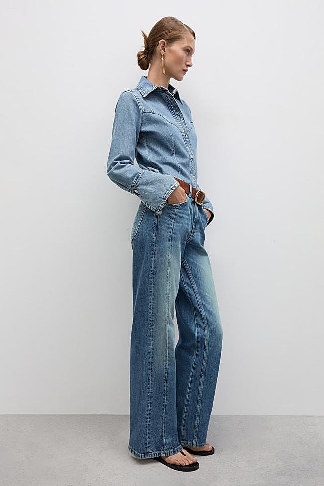 Vaqueros rectos con costuras decorativas de Mango Outlet.