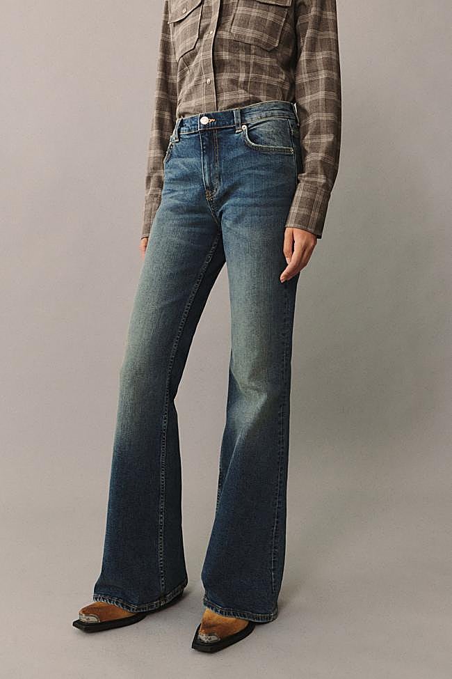 Vaqueros de tiro alto estilo flare de Mango Outlet.