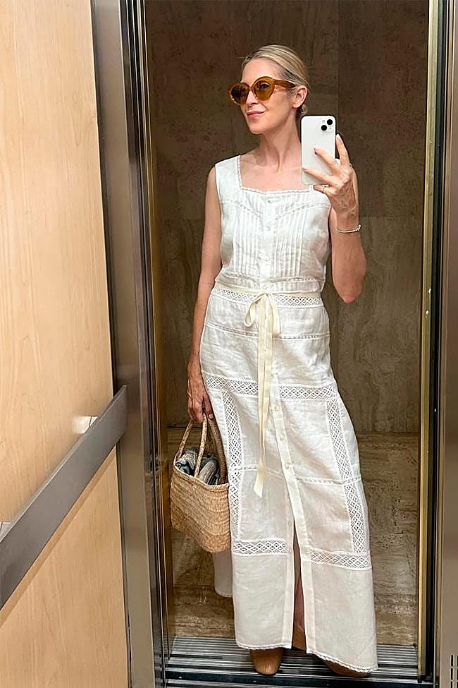 Kelly Rutherford con vestido blanco de Monbali.