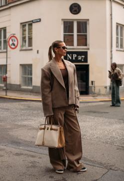 Entertainment news Celebrity gossip Movie and TV show updates Latest celebrity news Trending entertainment stories Imagen secundaria 2 - Bolso Margaux de The Row (camel), Book Tote de Verafied (negro) y Birkin de Hermès (bicolor).