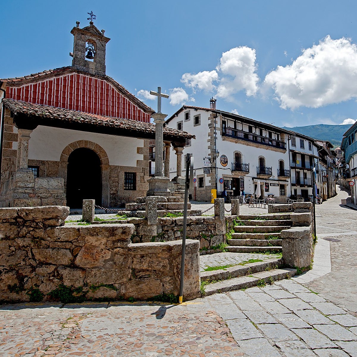 Una estampa de Candelario con la ermita del Humilladero en primer plano.