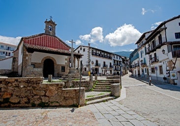 En Salamanca hay un pueblo de cuento escondido entre montañas con un casco antiguo precioso, una ceremonia de boda propia y el mejor de los embutidos