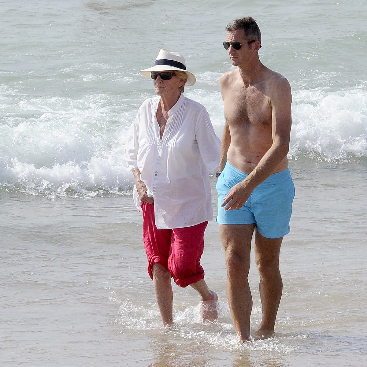 Iñaki Urdangarin junto a su madre, Claire Liebaert, durante unas vacaciones en Bidart.