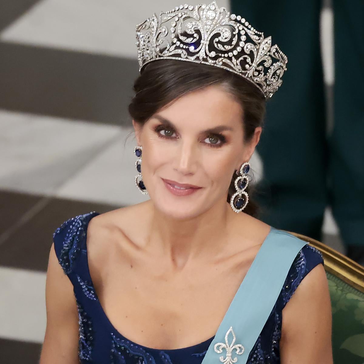 La reina Letizia con la tiara de la flor de lis, encargada por Alfonso XIII a la joyería Ansorena para regalársela a Victoria Eugenia.