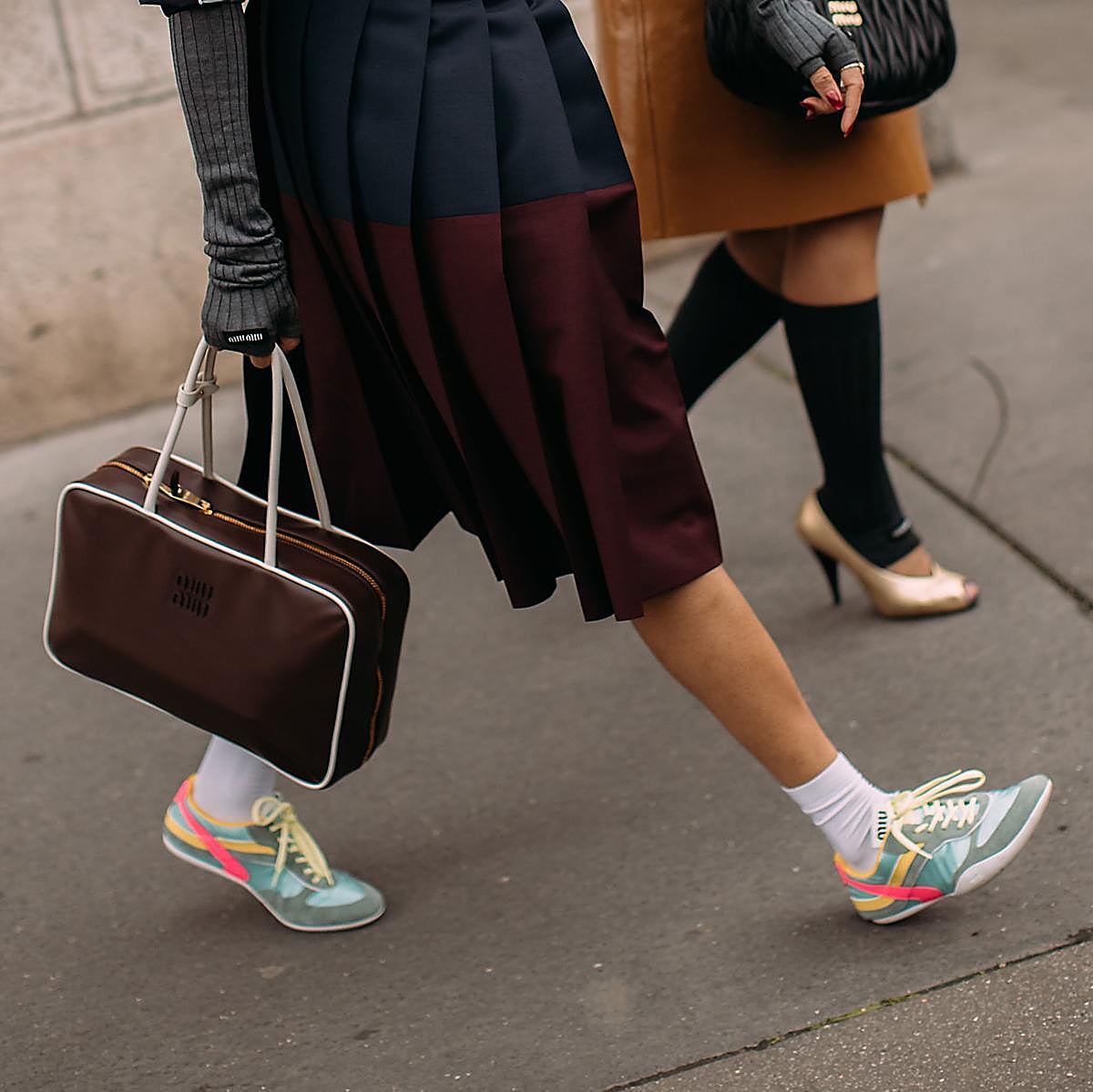 Un look de street style con zapatillas slim.