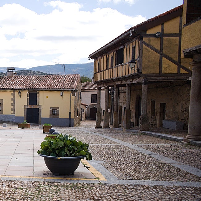 Un rincón de la plaza porticada de Bonilla de la Sierra.