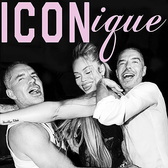 Portada de la canción ICONique, de Dsquared2, con Dean y Dan Caten, diseñadores de la casa, rodeando a la artista Latto.